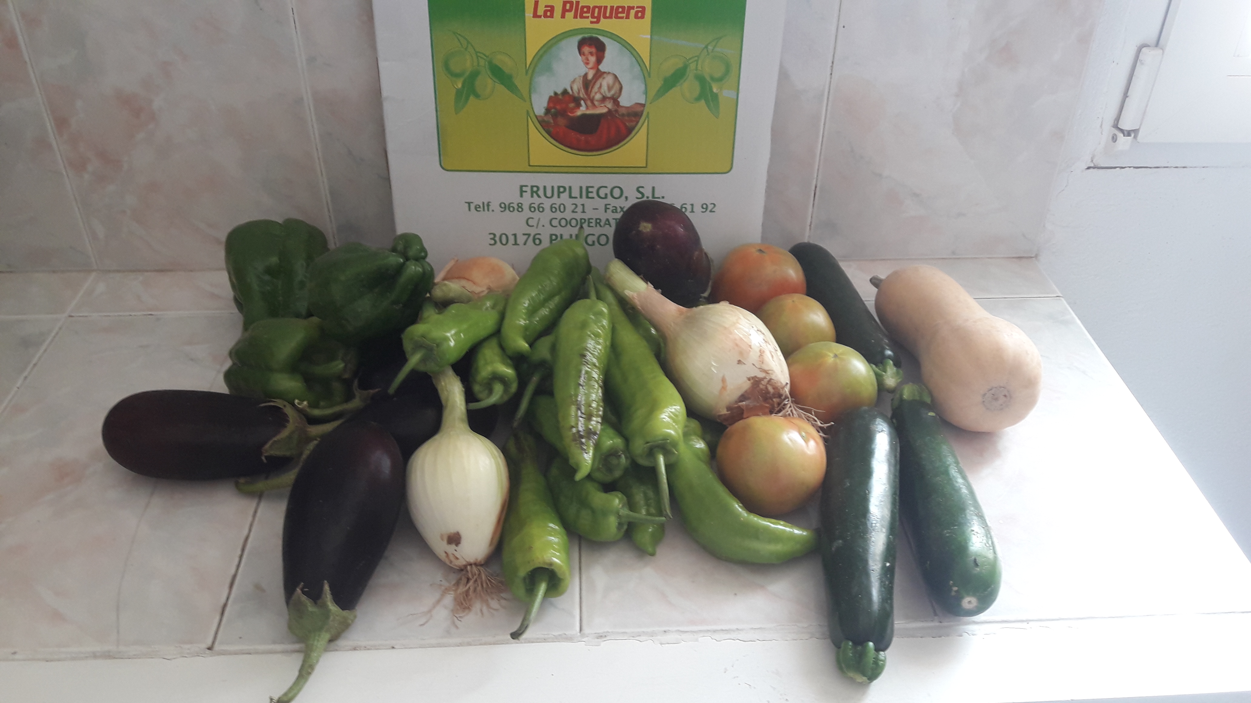 Combined fruit and vegetable box